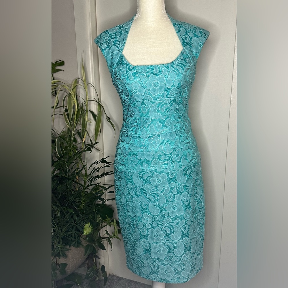 JAX 👗lace overlay flattering bodycon dress